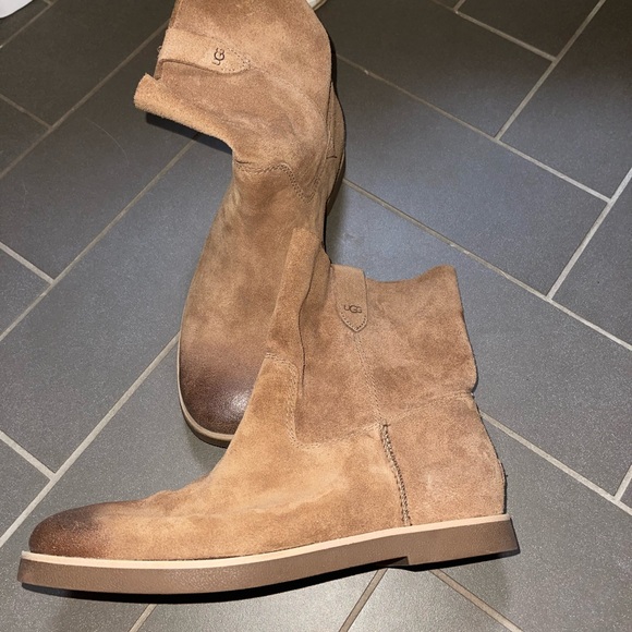 UGG boots. Never worn. Size 8 - Picture 3 of 7